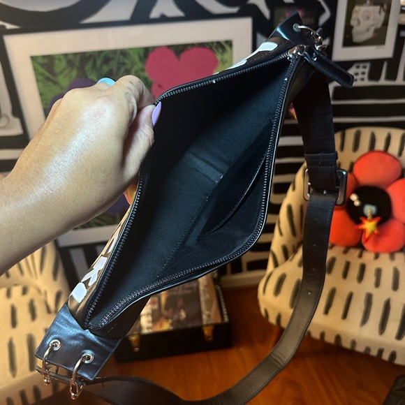 LONDON ROCK HANDPAINTED ACUTE CROSSBODY - Picture 9 of 9